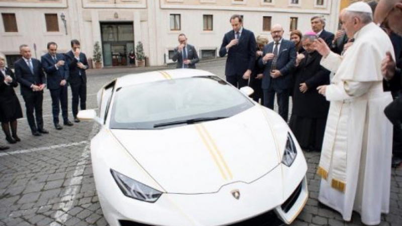 "Ламборгини" подари кола уникат на папата (СНИМКА)