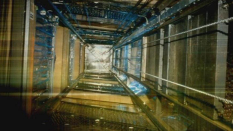 Падналата в асансьорна шахта столичанка остава с опасност за живота