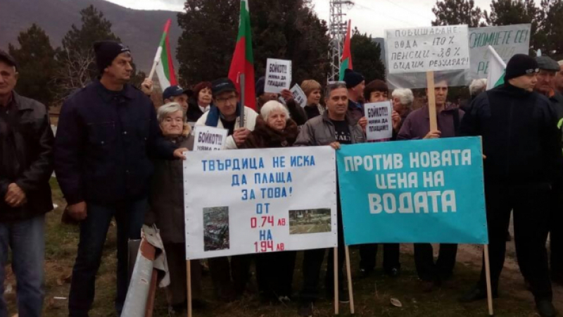 Шоково поскъпване на водата накара граждани от Твърдица да блокират Подбалканския път (СНИМКИ)