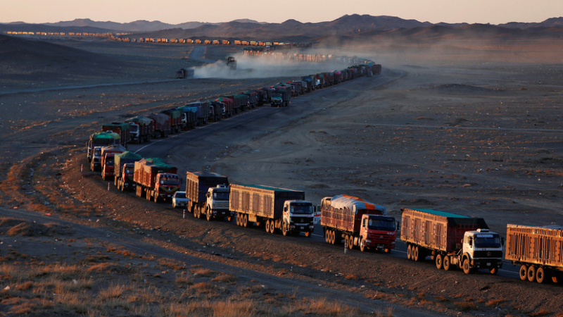 Най-голямото задръстване с хиляди камиони в света. Зрелищни СНИМКИ от границата на Китай с Монголия
