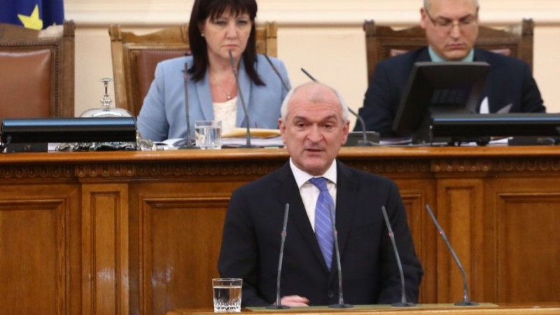 Първо в БЛИЦ! С мощни аплодисменти депутатите приеха оставката на Главчев! (СНИМКИ)