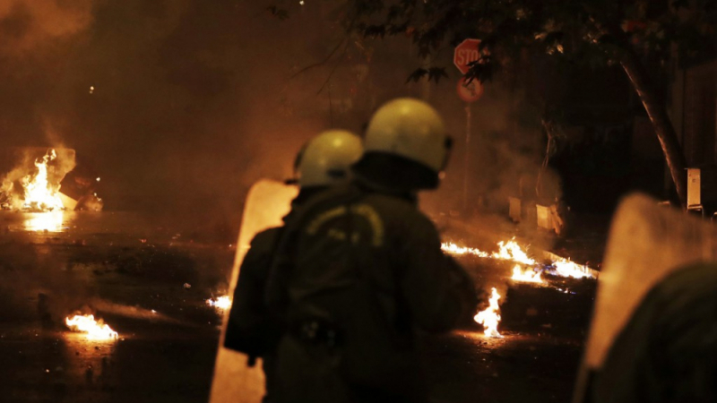 Безредици и запалителни бомби в Атина и Солун