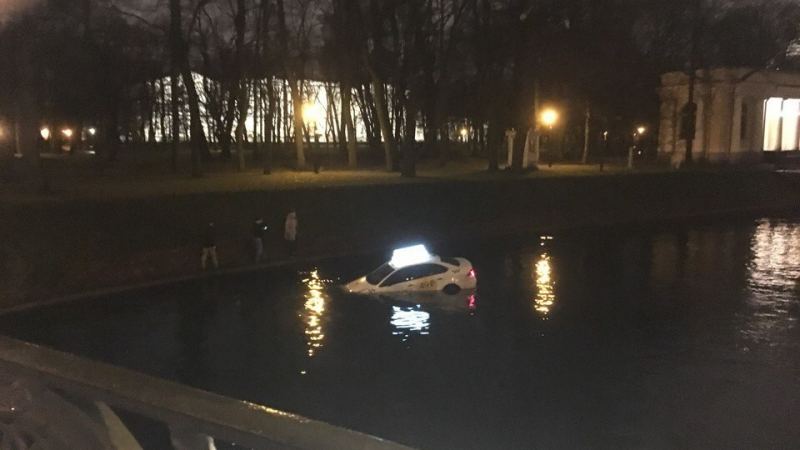 Такси изхвърча и цопна в река в Санкт Петербург (ВИДЕО/СНИМКИ)