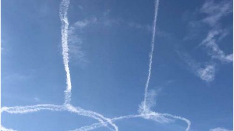 Пилоти нарисуваха с кондензия гигантски пенис в небето, долу скандализирани (ВИДЕО)