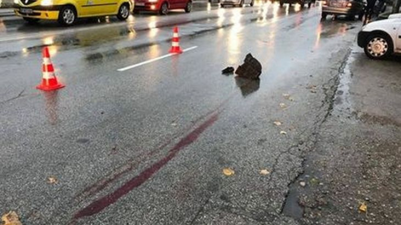 Първо в БЛИЦ! Кошмарен инцидент в Граф Игнатиево, на пътя останаха само локви кръв и счупен чадър!