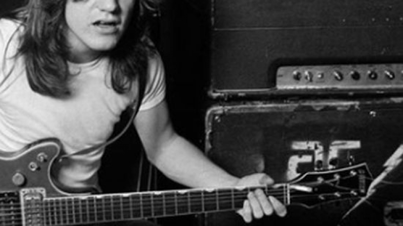 Шокираща новина: Почина легендарен китарист и основател на AC/DC 