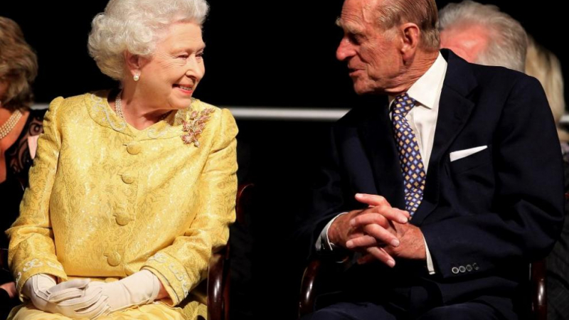 Как изглеждат един крал и кралица след 70 години брак: Пуснаха нова СНИМКА на Елизабет II и принц Филип