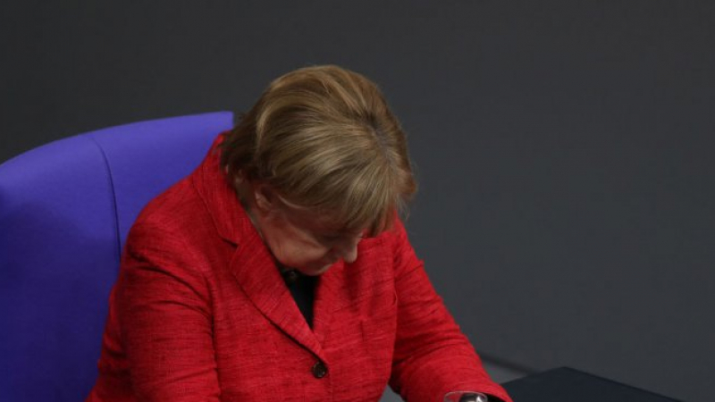 Франс прес: Непоклатимата Меркел се олюлява 