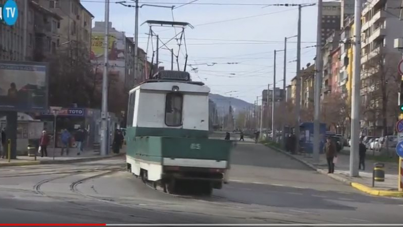Само в БЛИЦ TV: Уникална машина кръстосва из столицата