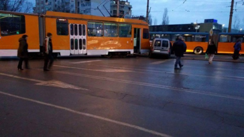 Свиреп сблъсък в столицата, трамвай и такси се нацелиха жестоко! 
