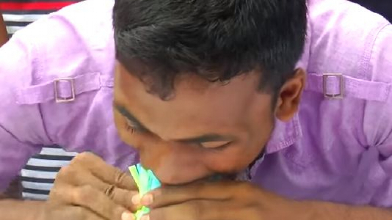 Голям дебил: Манодж от Индия напъха 459 сламки в устата си и влезе в "Гинес" (ВИДЕО)