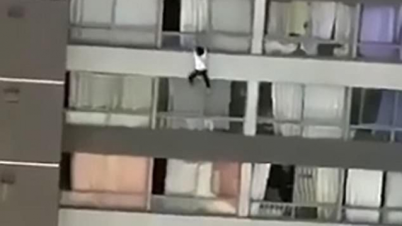 Жена увисна от 9-ия етаж, но този мъж реши да зареже бездушното снимане на драмата с телефон и да стори нещо удивително, вижте какво се случи (ВИДЕО) 