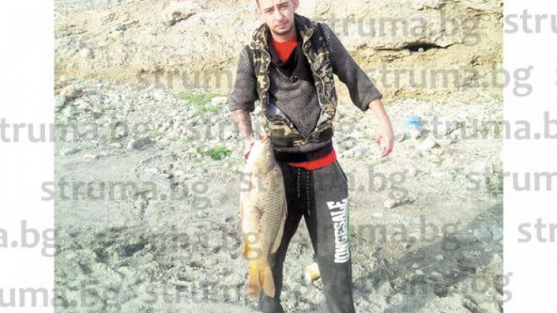 Слука! Дупничанин се метна с все дрехите в езеро в Кипър, за да улови този 8-килограмов звяр (СНИМКА)