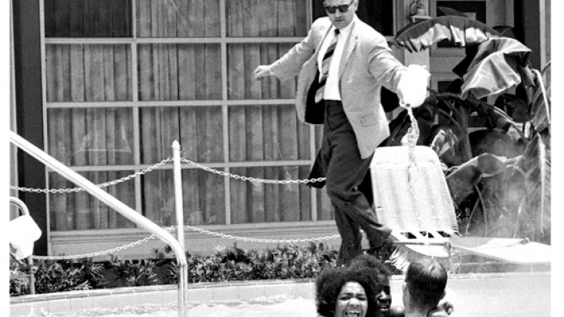Фотограф засне как хотелиер в САЩ изсипва киселина в басейн с негри и бели, а днес СНИМКАТА обикаля цял свят