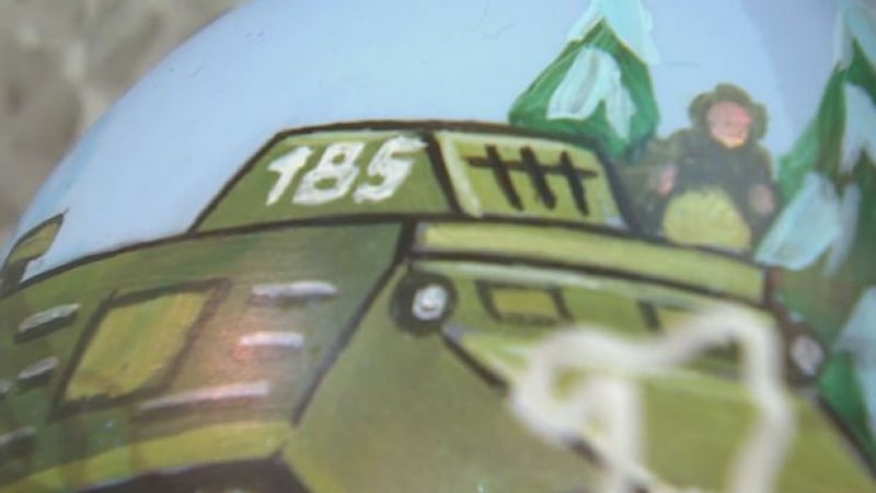 В Москва пуснаха коледни играчки, изрисувани с... танкове и изтребители (ВИДЕО)
