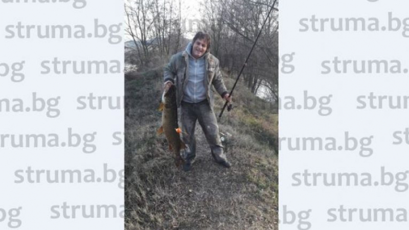 Ей това се вика удар! Благоевградски певец улови 15-килограмово сладководно чудовище в Магическите гьолове (СНИМКИ)