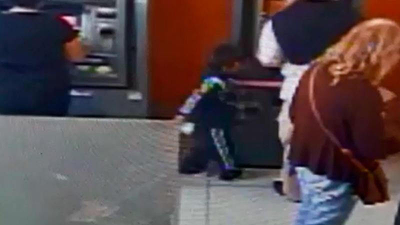 Дете на 4 годинки опита да ограби банкомат (ВИДЕО)