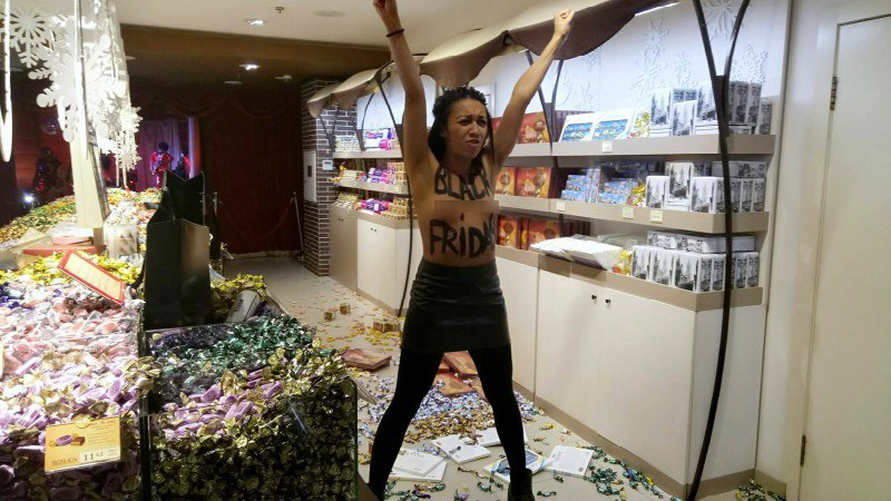 Топлес чернокожа от Фемен разби магазин на Порошенко (СНИМКИ)