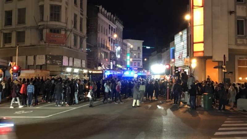 Кошмарна нощ в Брюксел! 50 души осъмнаха с белезници (СНИМКИ/ВИДЕО)