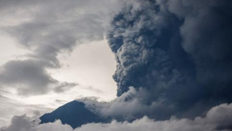 Спряха полетите заради вулкана на остров Бали! 2000 туристи са блокирани, сред тях има и много българи (ВИДЕО/СНИМКИ)
