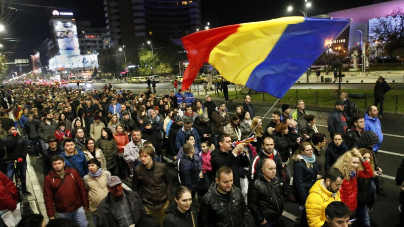 Румъния пак се вдигна на протест, улиците на Букурещ почерняха от хора 