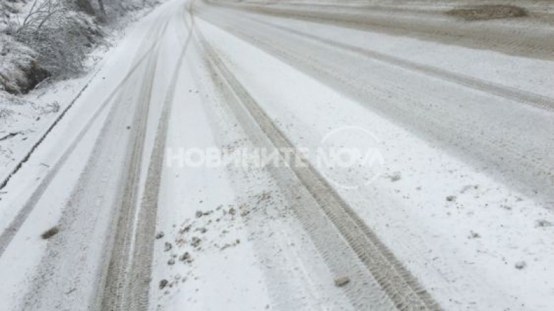 Снежен капан хвана автомобили на "Петрохан" (СНИМКИ)