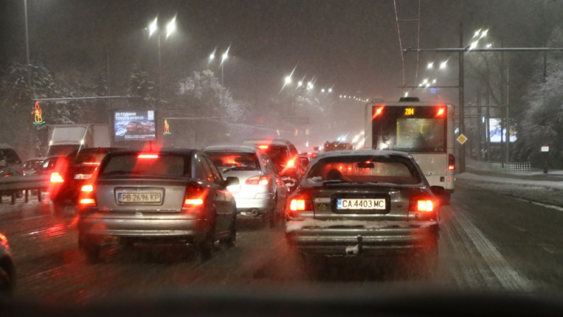 Всеки шофьор трябва да знае тези ПРАВИЛА! Могат да се окажат жизненоважни в снежния апокалипсис, сковал България (ВИДЕО)