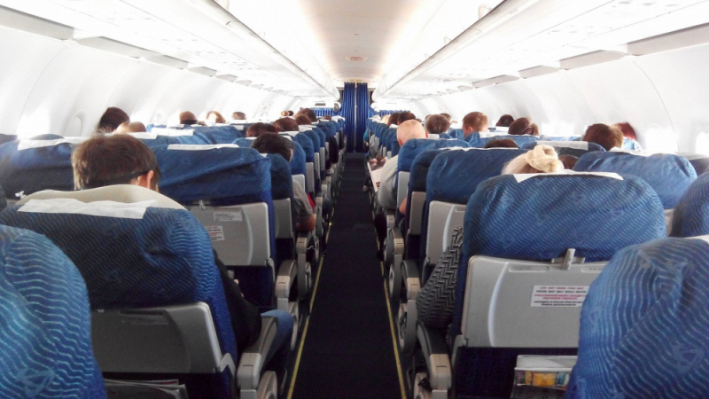Скандалджия реши да тормози пътниците в самолет, няма да повярвате как набързо го "успокоиха" (ВИДЕО)