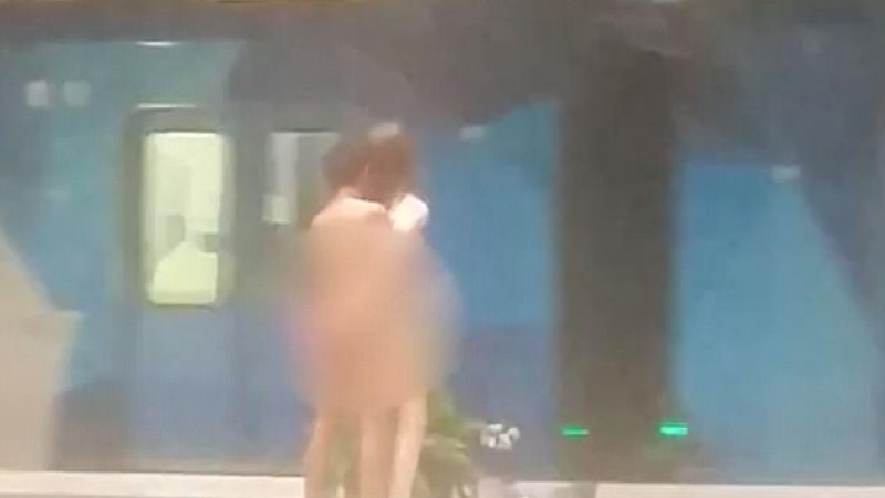 Шокиращ момент! Двама мъже правиха секс на гара в Мелбърн (ВИДЕО 18+)