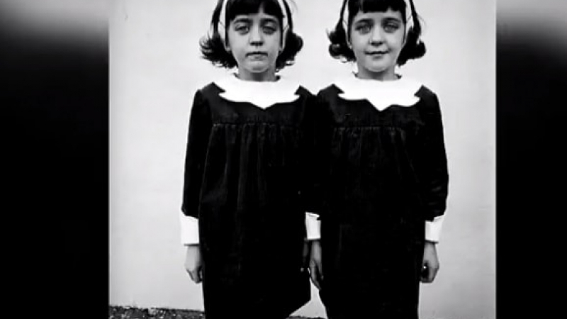 Косите ви ще настръхнат от зловещата мистерия от 1975 г., свързана с близначките Полак и техните мъртви сестри (СНИМКИ/ВИДЕО)