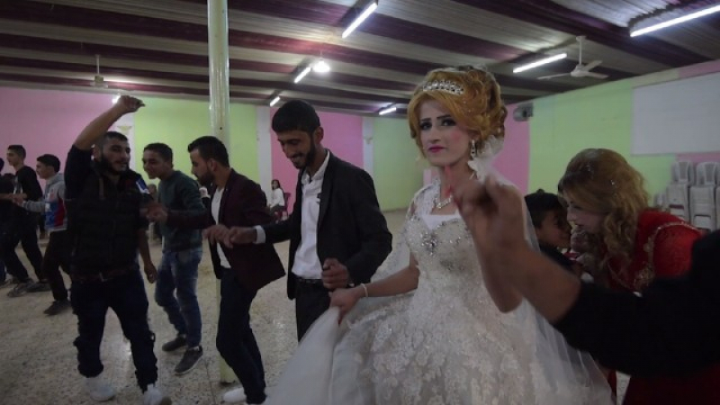 Пир по време на чума или как се прави сватба в освободен от „Ислямска държава” сирийски град (СНИМКИ/ВИДЕО)