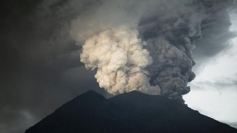 Пак ужас от пепел и дим в Бали! Вулканът Агунг отново вся паника