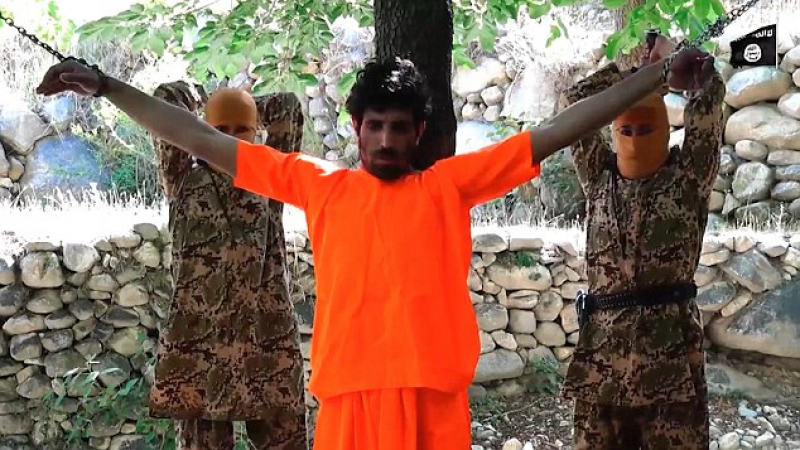 Ужасяващо зверство! Деца-джихадисти отсичат с мечове ръцете на мъж, преди да го обезглавят (БРУТАЛНИ СНИМКИ/ВИДЕО 18+)