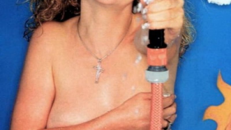 След секс тефтерчето на Деси Банова се появи и скандална нейна СНИМКА 18+! Подмокрената синоптичка стиска пищен бюст
