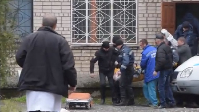 Ужасът от Хага се повтори в Никопол: Баща на жертва на убийство хвърли 2 гранати по килърите в съдебната зала и загина! (ВИДЕО)