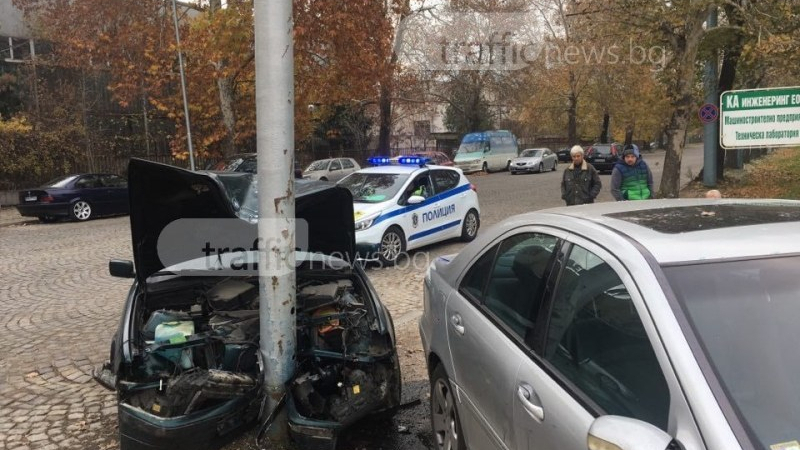 Меле в Пловдив! Един е в болница след удар между БМВ и мерцедес (СНИМКИ/ВИДЕО)