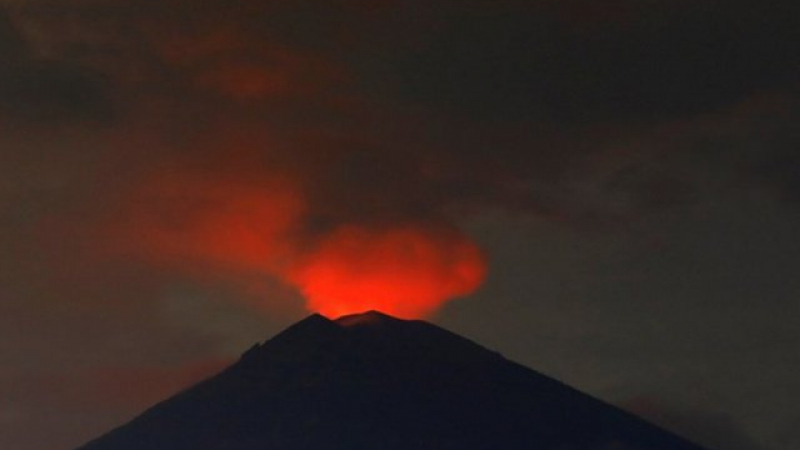 Вулканът на остров Бали изригна отново