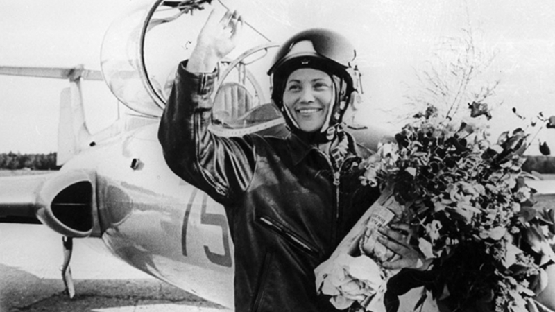 Легендарната авиаторка Мадам МиГ почина на 87 години (СНИМКИ)