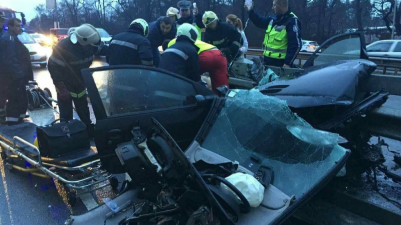 Извънредно и само в БЛИЦ! Нови потресаващи СНИМКИ от жестоката катастрофа с нанизана на мантинела кола в София