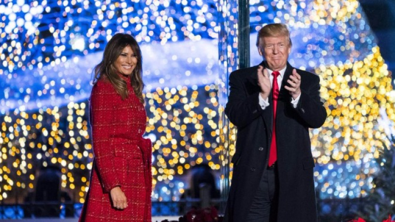 Официално! САЩ е в коледно настроение: Мелания и Доналд Тръмп запалиха светлините на елхата пред Белия дом (СНИМКИ) 