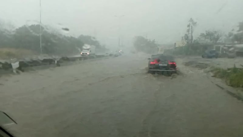 Ето какви поразии из столицата причини дъждът над София, някои хора потънаха във вода 