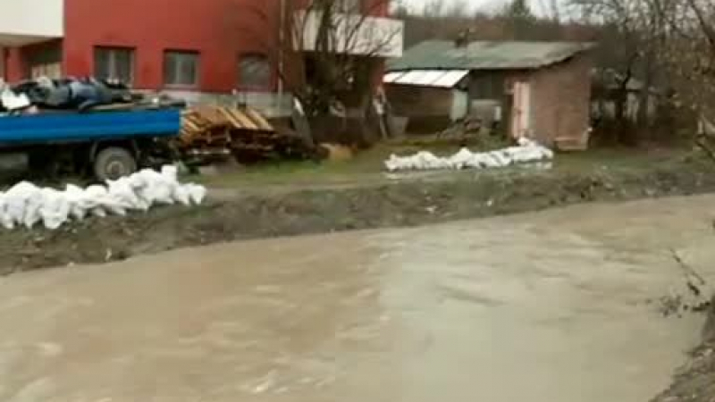 Критична ситуация с язовир край София! Водата в "Суходол" продължава да се покачва (ВИДЕО)