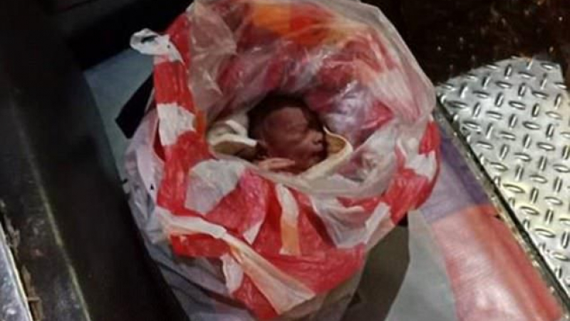Оставено да умре от задушаване: Сърцераздирателно ВИДЕО показва момента на спасяване на бебе, изоставено в найлонова торба  