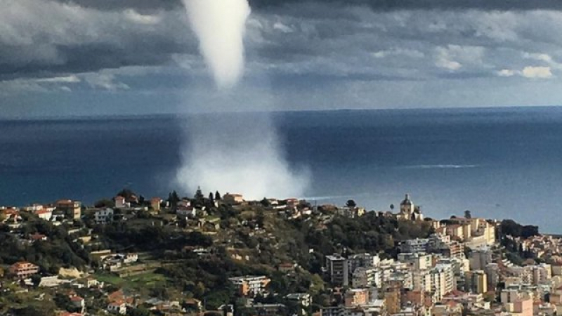 Невиждана гледка - водно торнадо се изви над Сан Ремо (ВИДЕО)