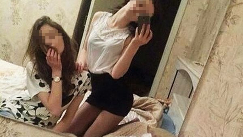 Две 13-годишни татарки започнаха да правят секс директно в ефир, подмамени от извратеняк