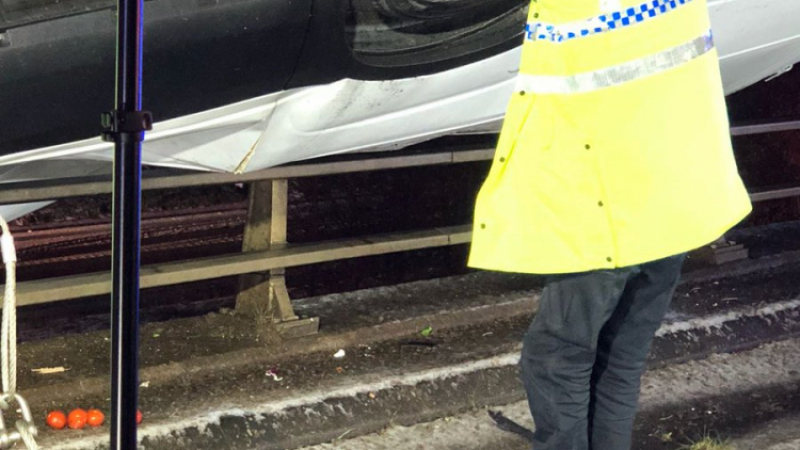 Британски полицай-супермен задържа 15 минути прекатурен над мост камион
