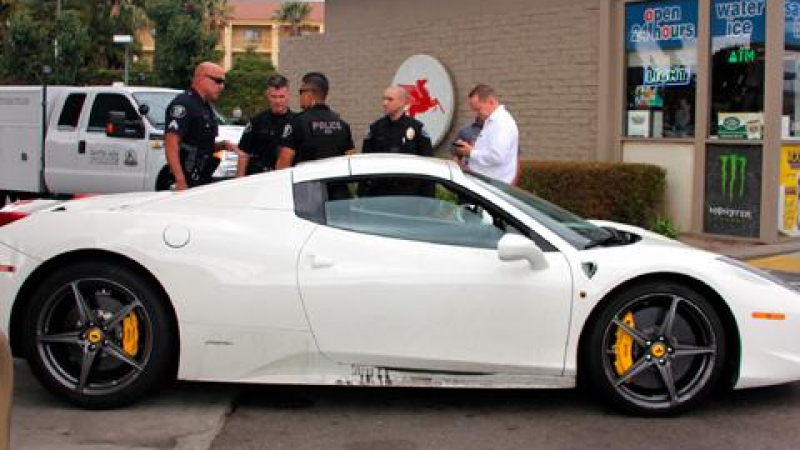 Хванаха крадец на Ferrari, просил пари за бензин (СНИМКИ)