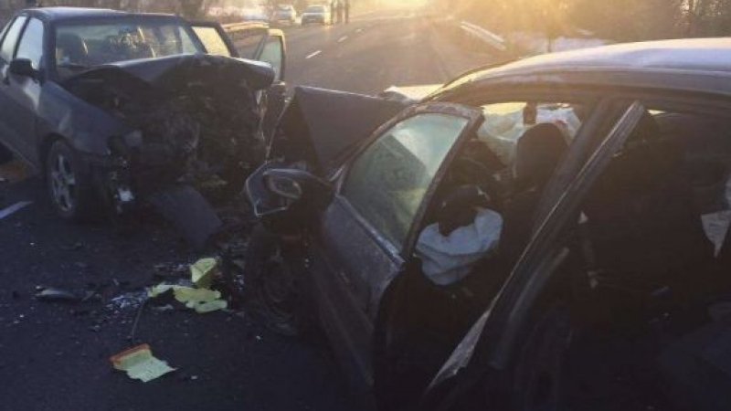 От последните минути: Страшна трагедия край Пазарджик! Зверски челен сблъсък между две коли, има загинал (ОБНОВЕНА)