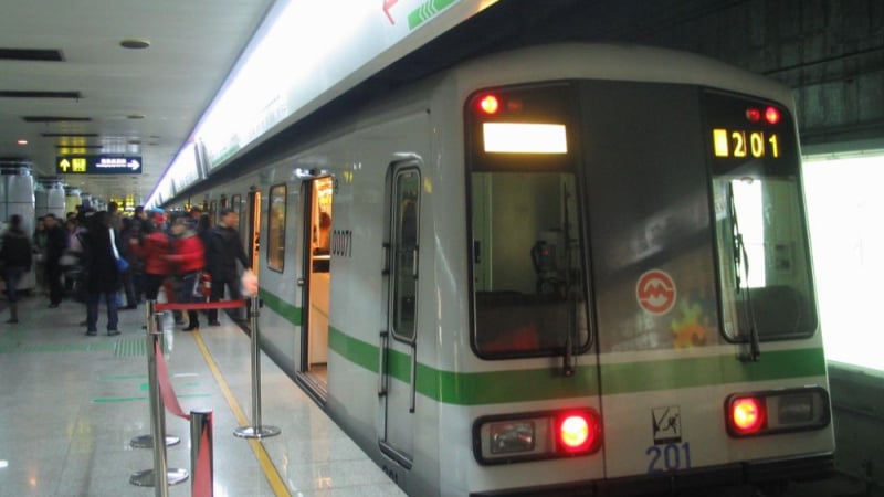Уникални кадри: Пътник в метрото симулира припадък, за да му отстъпят място (ВИДЕО)