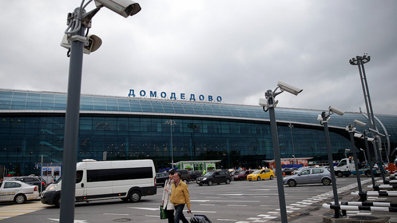 Паника на московско летище, пътник заплаши да взриви бомба (ВИДЕО)